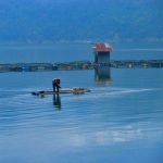 Penduduk Setempat sedang memancing di telaga menjer