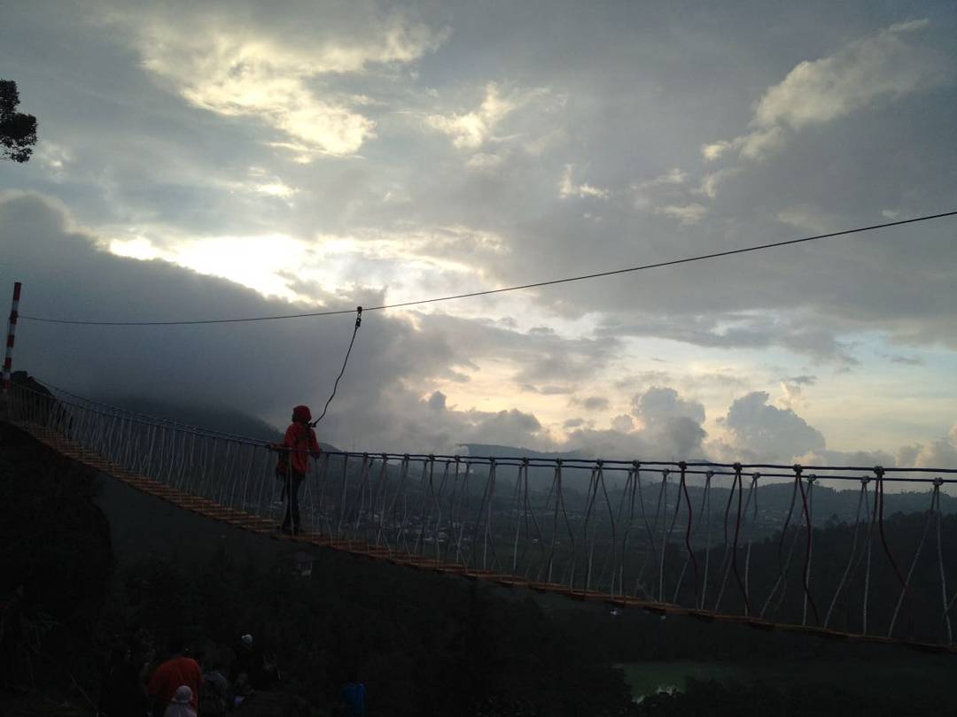 Jembatan Merah Putih Dieng via Devi Yulianti